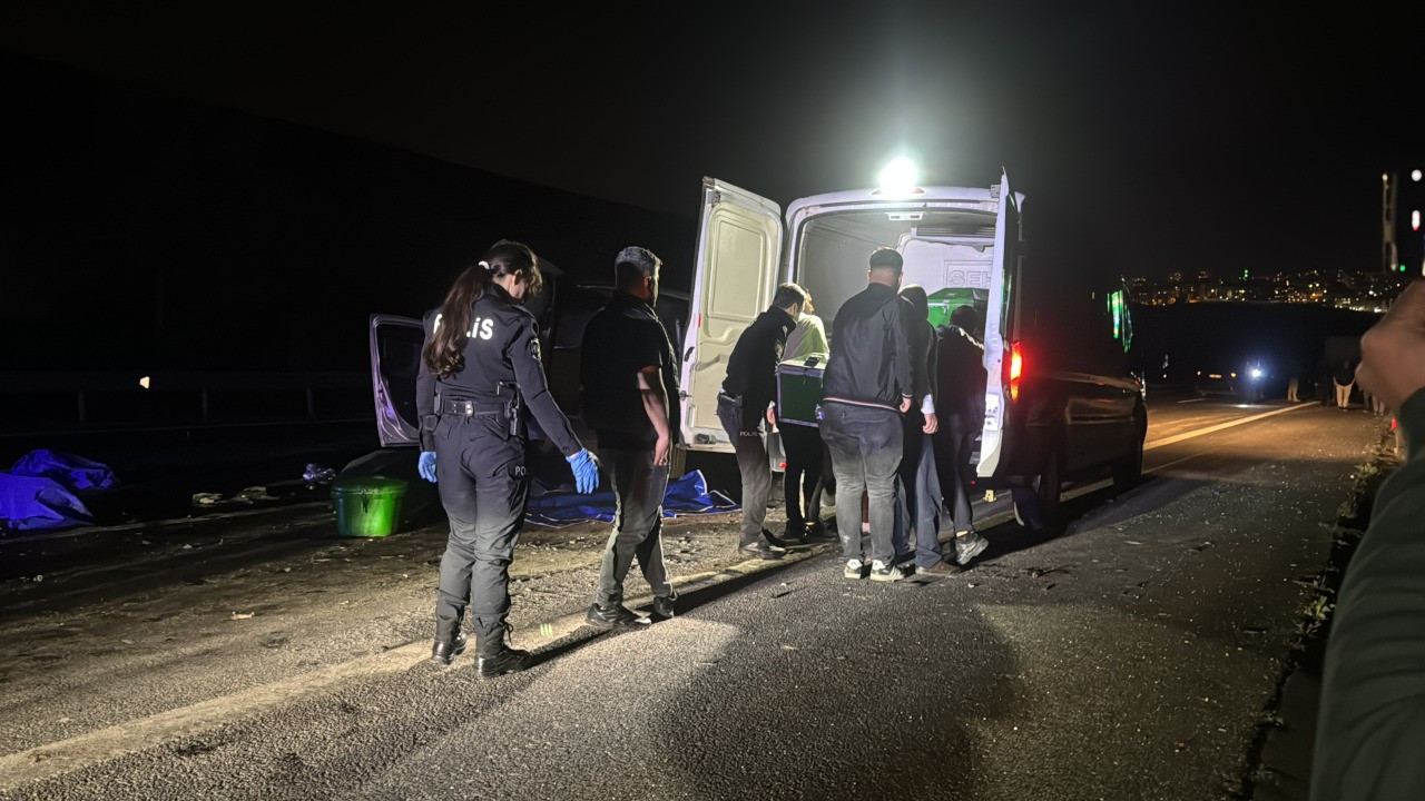 Zincirleme kaza: Kamyona arkadan çarpan araçta 2 kişi öldü