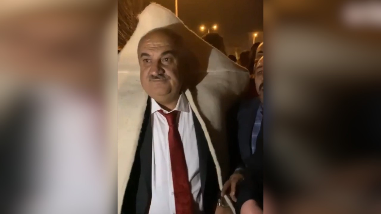 AK Partili başkanın 'Çoban bile olamaz' dediği aday seçimi kazandı, kepenek giyerek tur attı