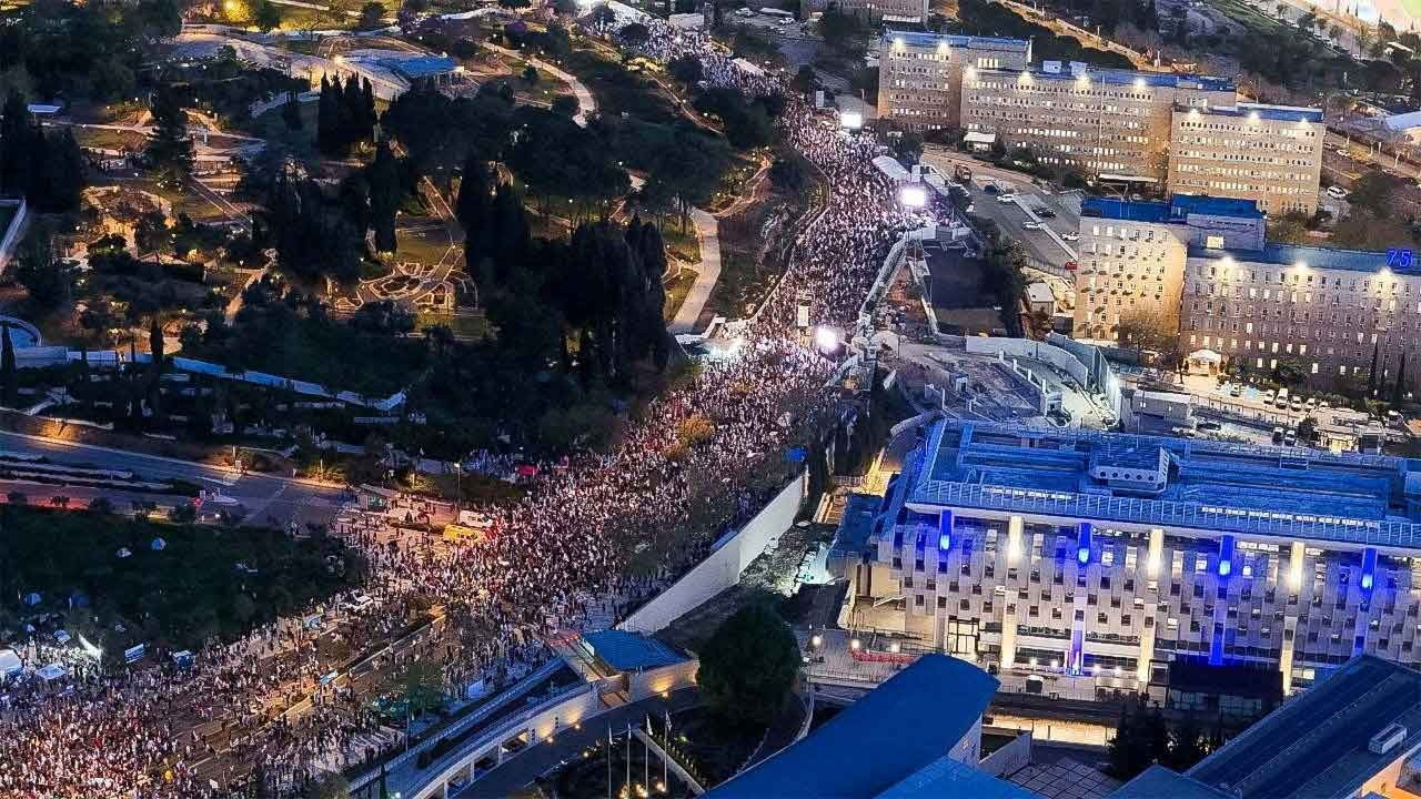 İsrail'de protestolar: Binlerce eylemci Netanyahu'nun istifasını istedi