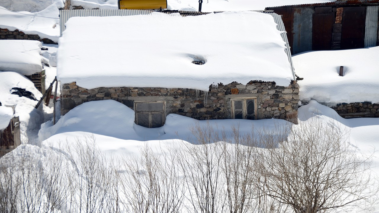 Kars Handere Köyü'nde Nisan ayında 2 metre kar