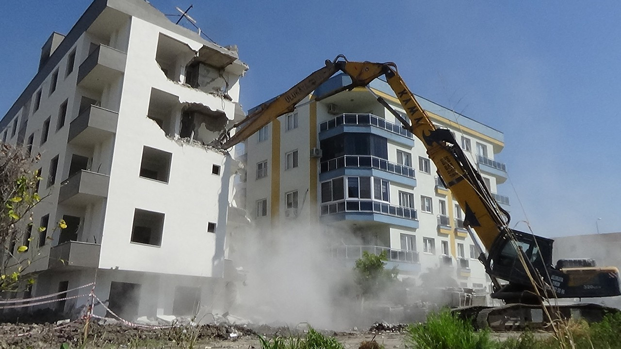Mersin'de yan yattığı için mühürlenen bina yıkılıyor