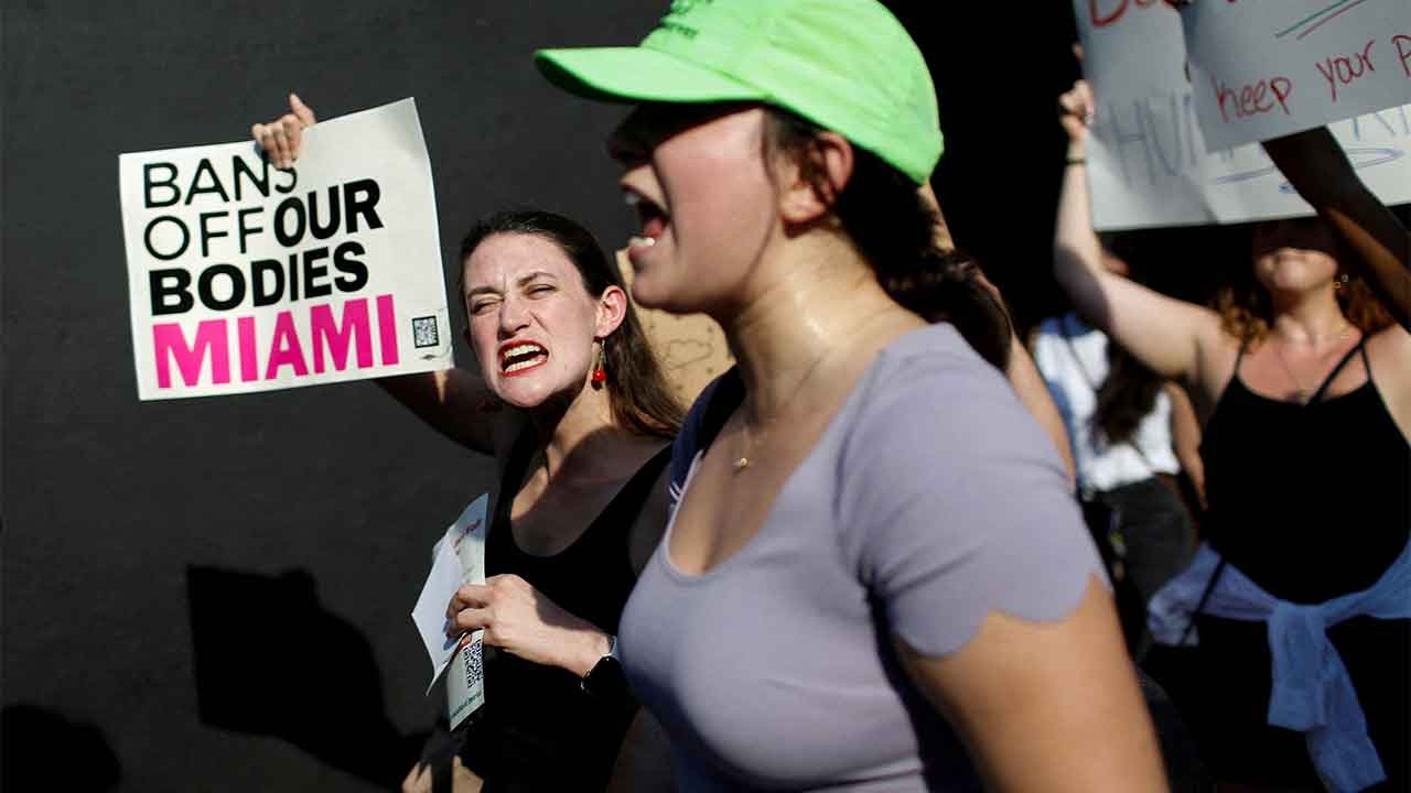 Florida'da mahkemeden 'kürtaj' kararı: Hem yasağa hem referanduma onay