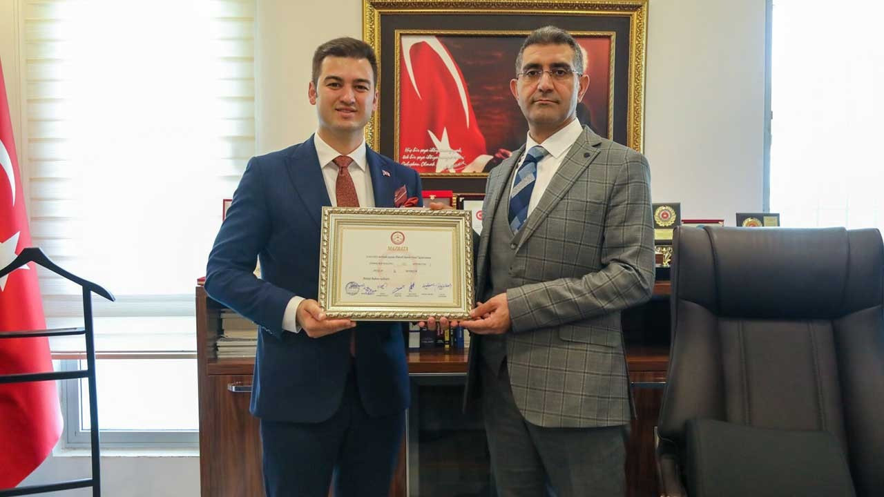 Bodrum Belediye Başkanı Tamer Mandalinci mazbatasını aldı
