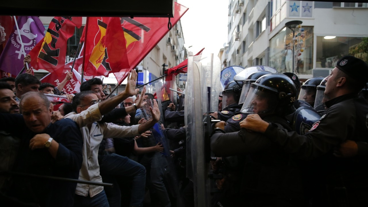 İzmir’deki Van protestosuna iki tutuklama