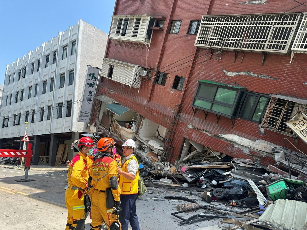 7.4'lük Tayvan depreminden görüntüler: 7 ölü, 700'den fazla yaralı - Sayfa 1