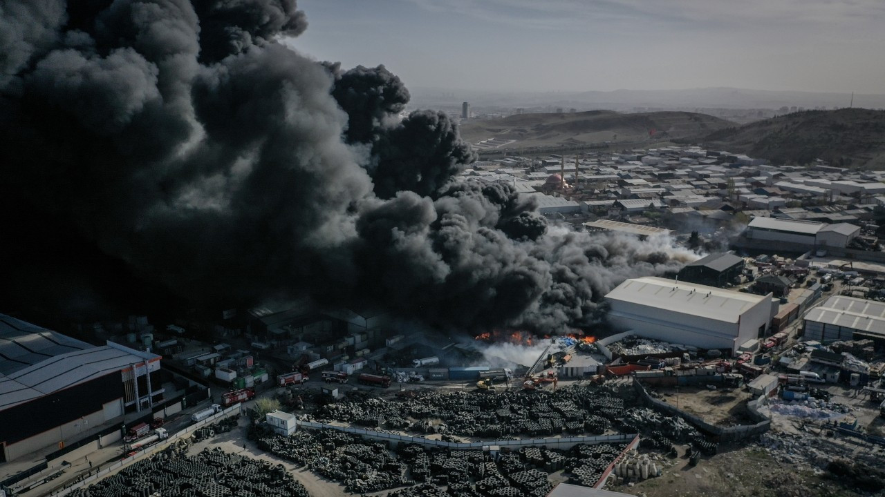 Ankara'da sanayi sitesindeki yangın büyük ölçüde kontrol altına alındı