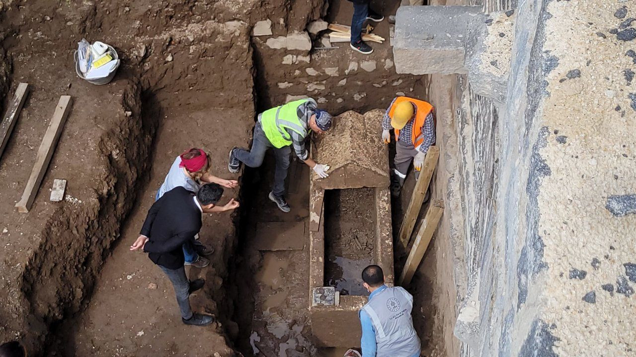 Diyarbakır'ın tarihi surlarında lahit mezar bulundu - Sayfa 1