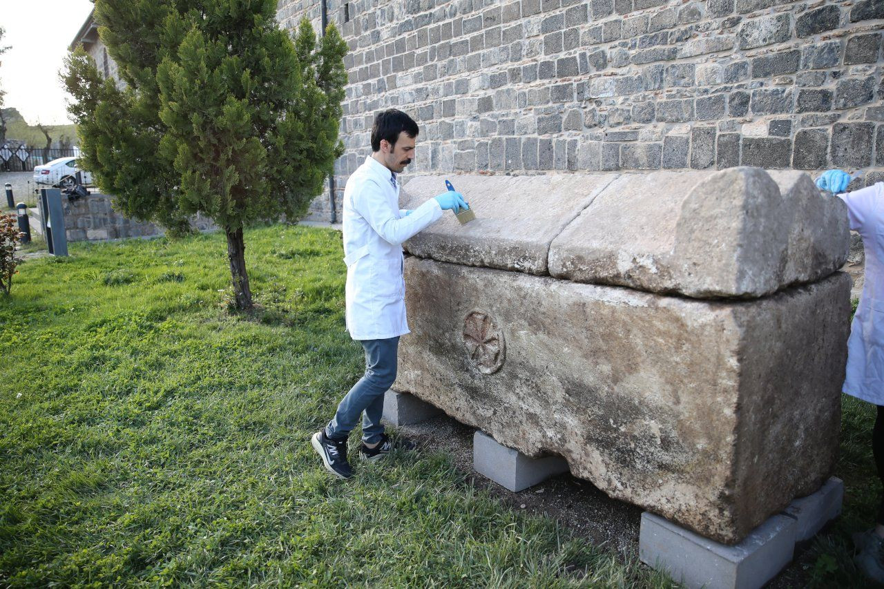 Diyarbakır'ın tarihi surlarında lahit mezar bulundu - Sayfa 3