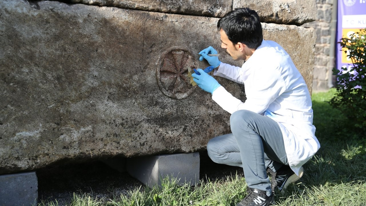 Diyarbakır'ın tarihi surlarında lahit mezar bulundu