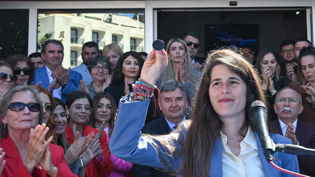 Çeşme'nin ilk kadın belediye başkanı Lal Denizli görevine başladı