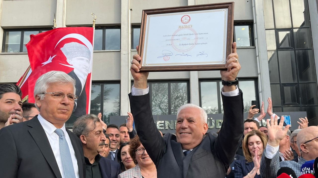 Bursa'da CHP dönemi: Mustafa Bozbey mazbatasını aldı