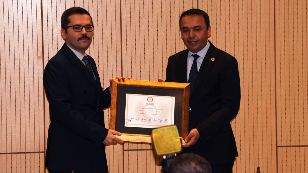 Kastamonu Belediye Başkanı Hasan Baltacı, mazbatasını aldı