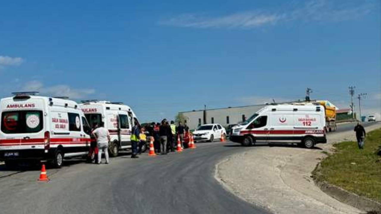 Kocaeli'de iki otomobilin çarpıştığı kazada 3'ü çocuk 5 kişi yaralandı
