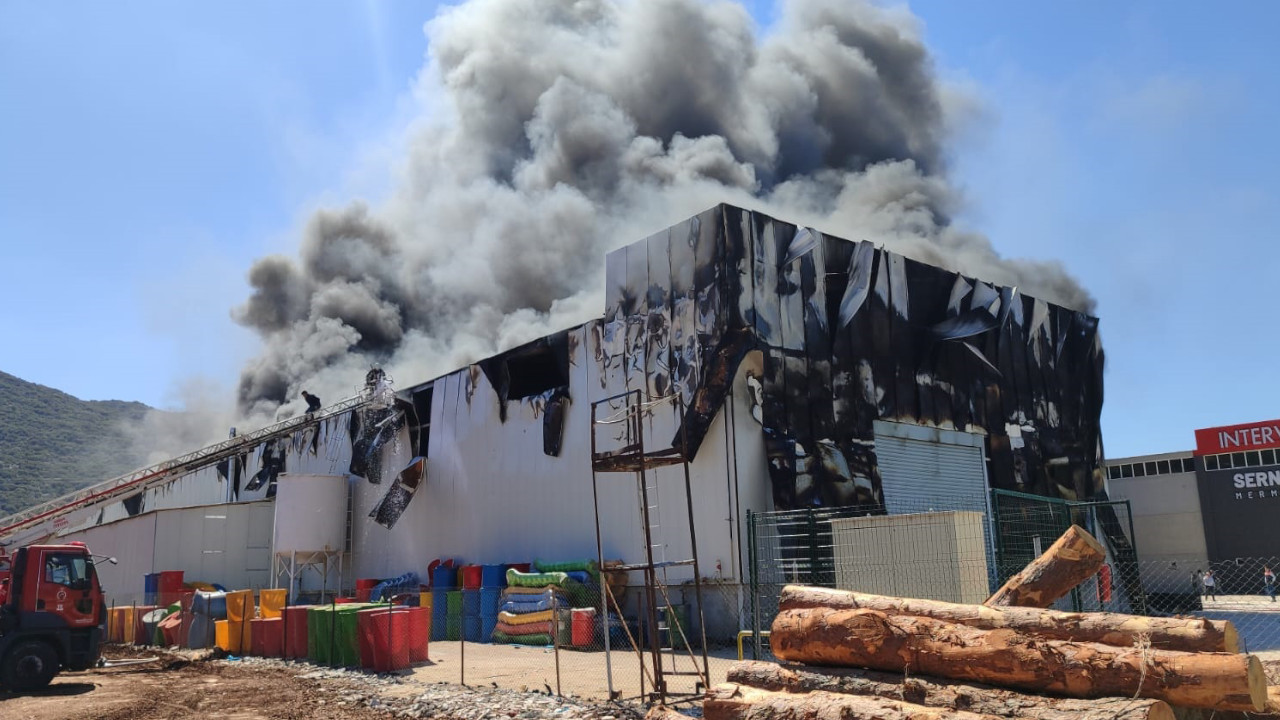 Burdur'da OSB'deki fabrika yandı