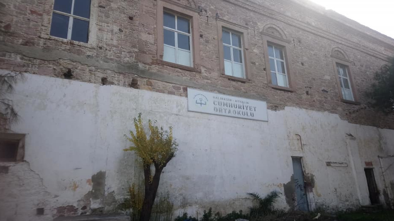 Tarihi Ayvalık Cumhuriyet Okulu'nun 100. yılına özgü sergi