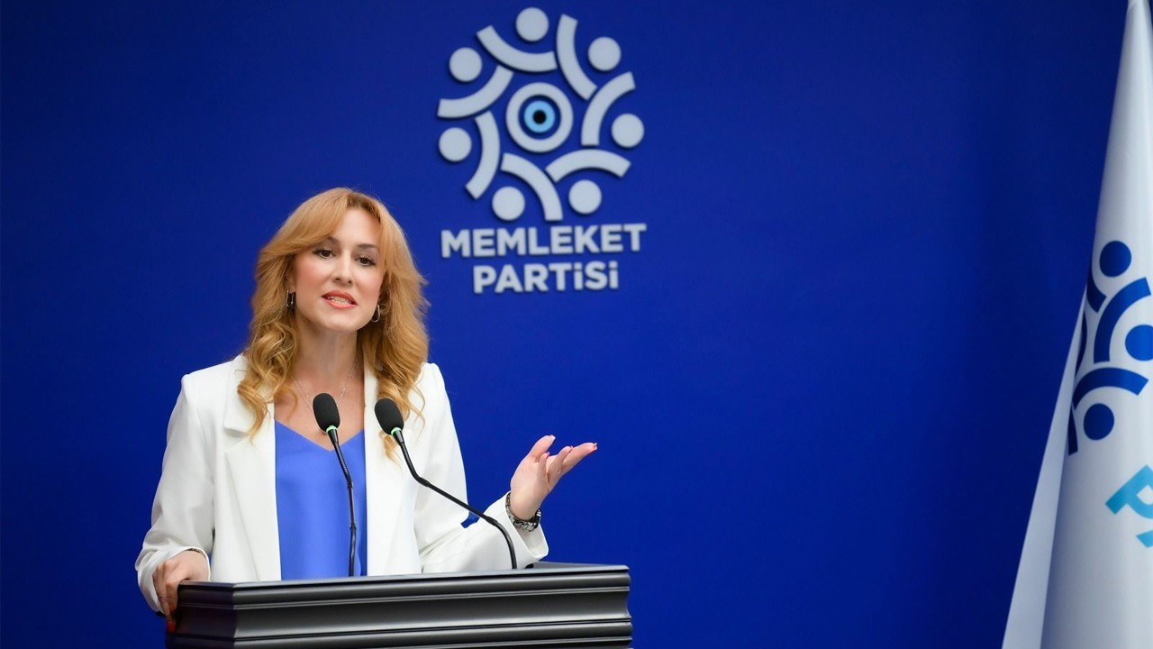 Sözcülükten ayrılan İpek Özkal Memleket Partisi'nden de istifa etti