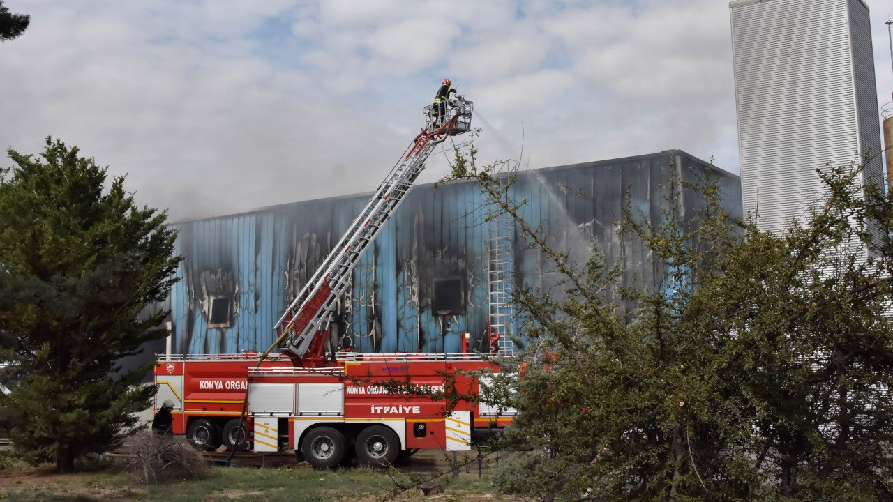 Konya'da fabrika yangını: Bir işçi dumandan etkilendi