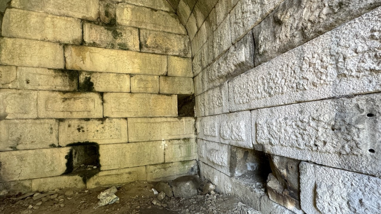 Amasra'da antik tiyatroda kaçak kazı