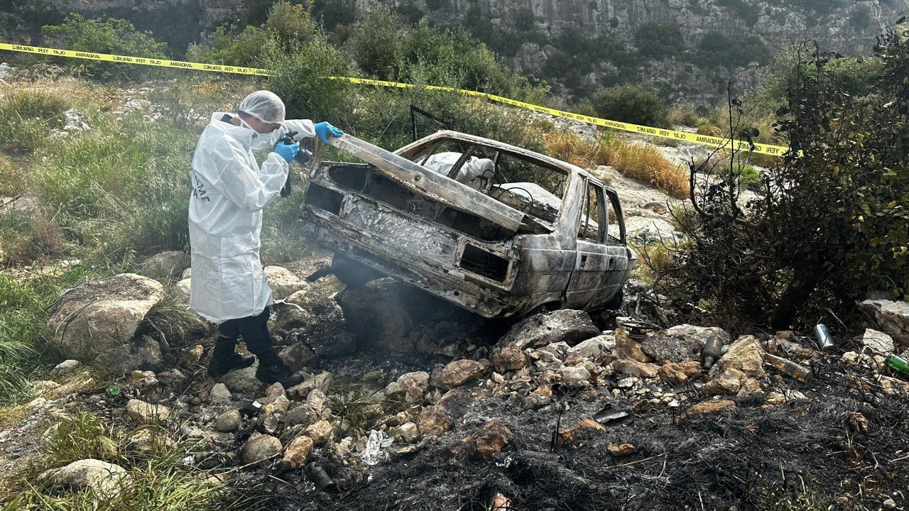 Evde iki, otomobilde bir kişiyi yakarak öldüren şüpheli borç ödemiş