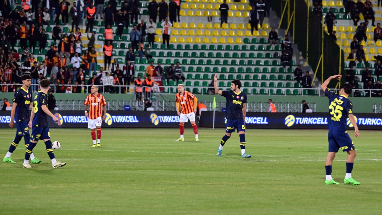 Süper Kupa: Galatasaray gol attı, Fenerbahçe sahayı terk etti