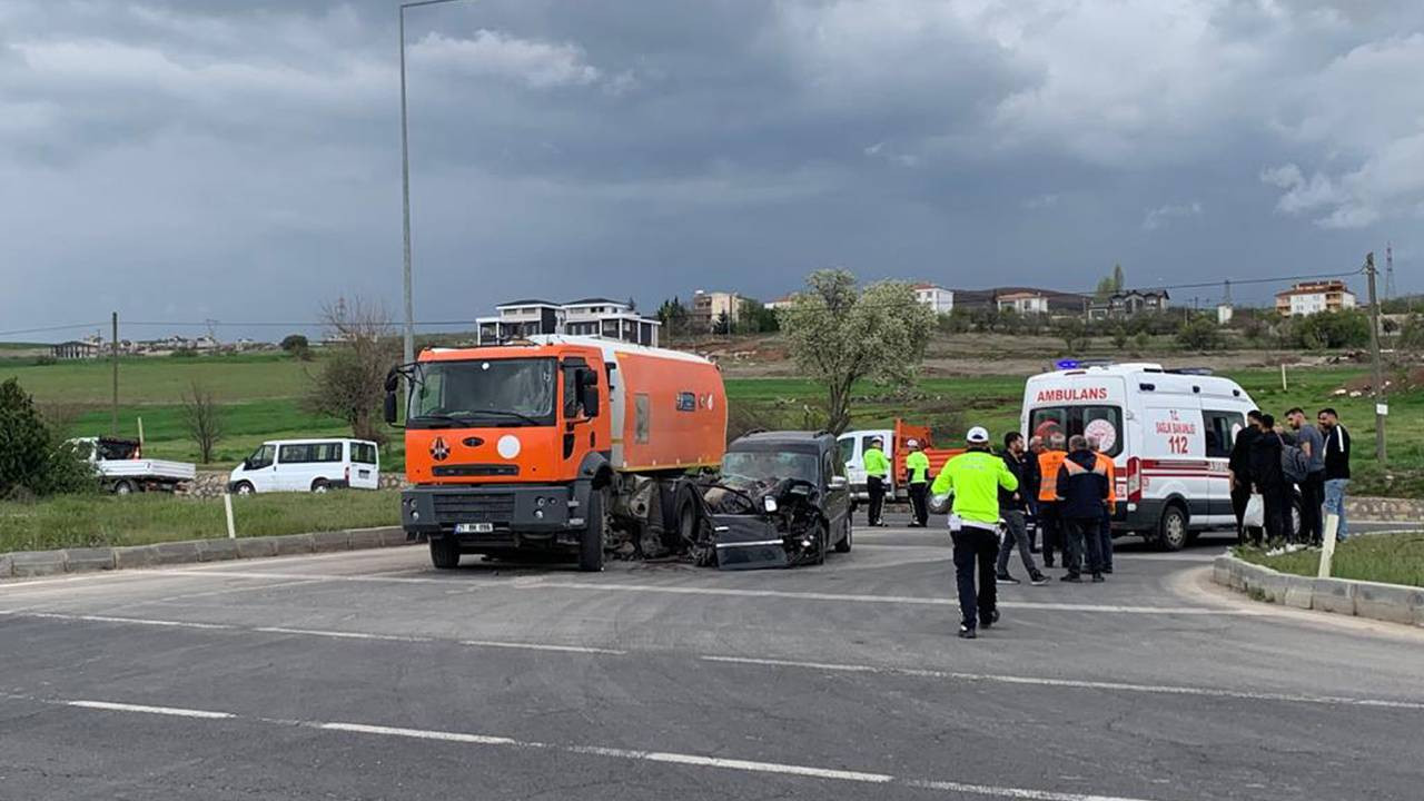 Elazığ'da yol süpürme aracı kazası: 3'ü çocuk 5 kişi yaralandı