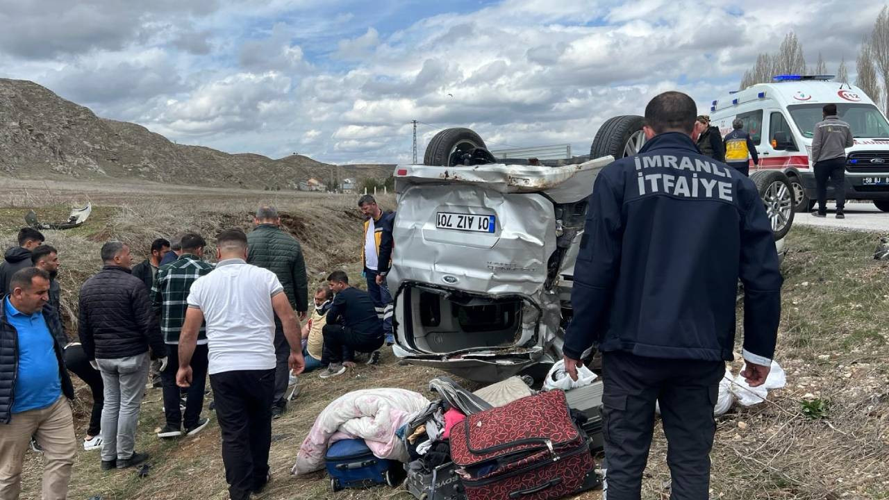 Sivas'ta hafif ticari araç devrildi, 5 kişi yaralandı