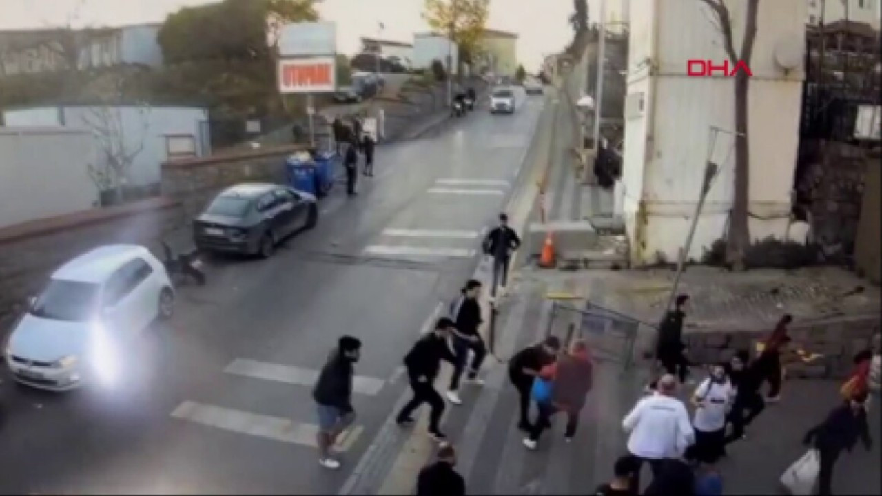 Kadıköy'de Galatasaraylı baba ve kızına saldırı anının görüntüsü
