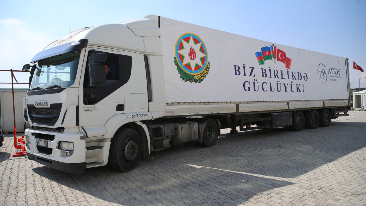 Azerbaycan'dan gönderilen yardım malzemeleri Malatya'ya ulaştı