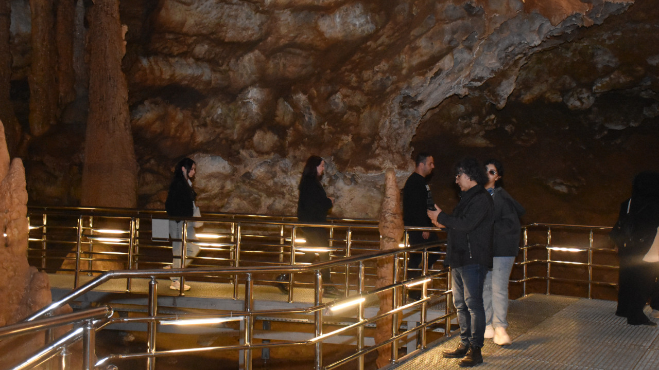 Gümüşhane'deki Karaca Mağarası, bayram tatilinde ilgi görüyor