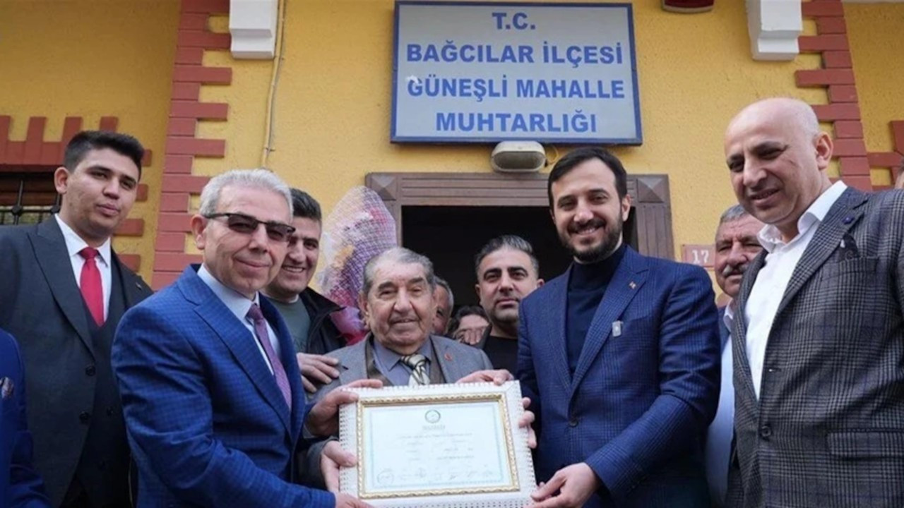 İstanbul'un en yaşlı muhtarı koltuğu 39 yıl sonra bıraktı