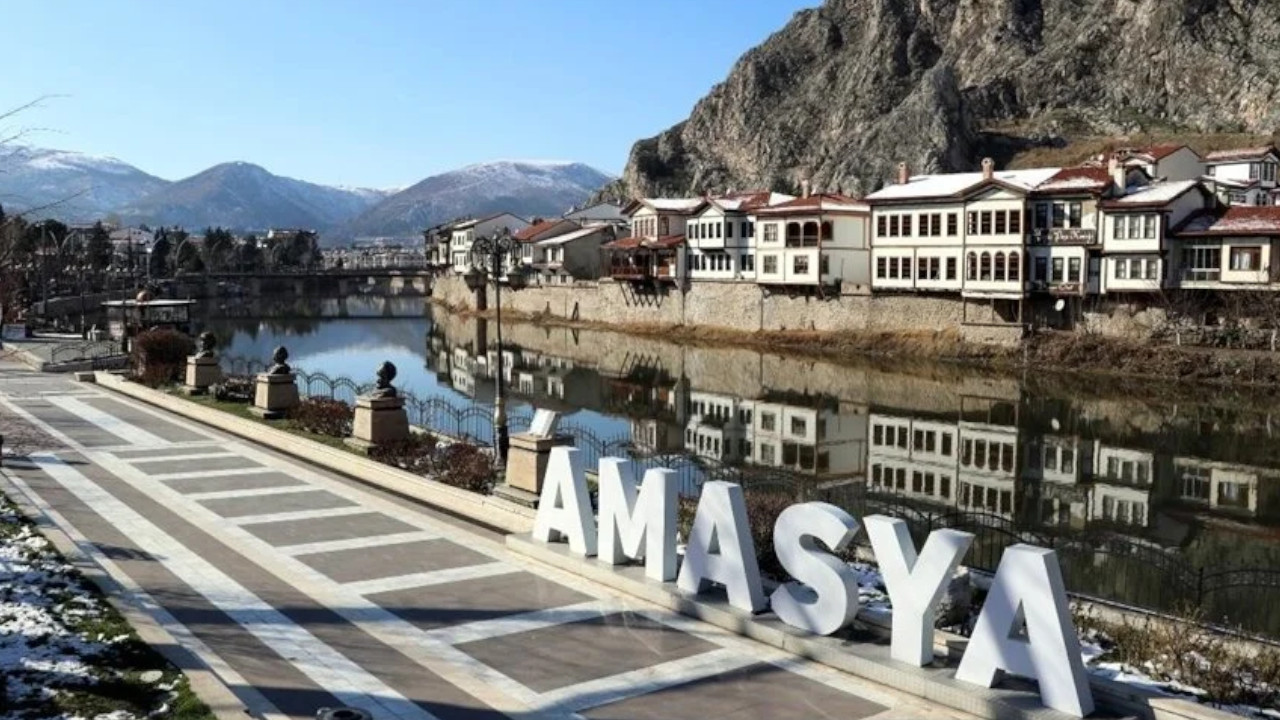 Amasya'da muhtardan mahalleliye ücretsiz bayram tıraşı