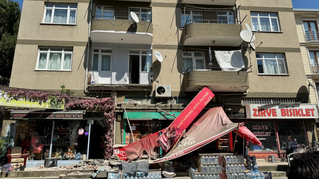 Balkon çöktü, ev sahibi yaralandı