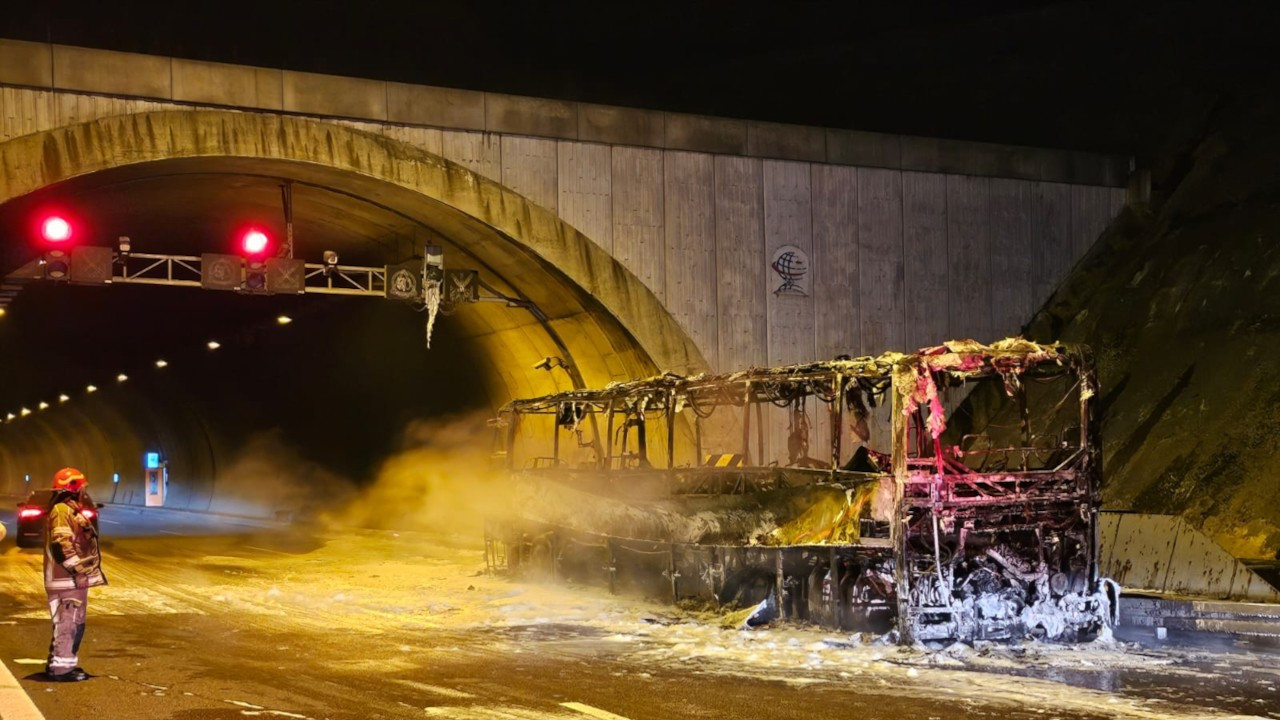 39 yolculu otobüs tünel girişinde yandı