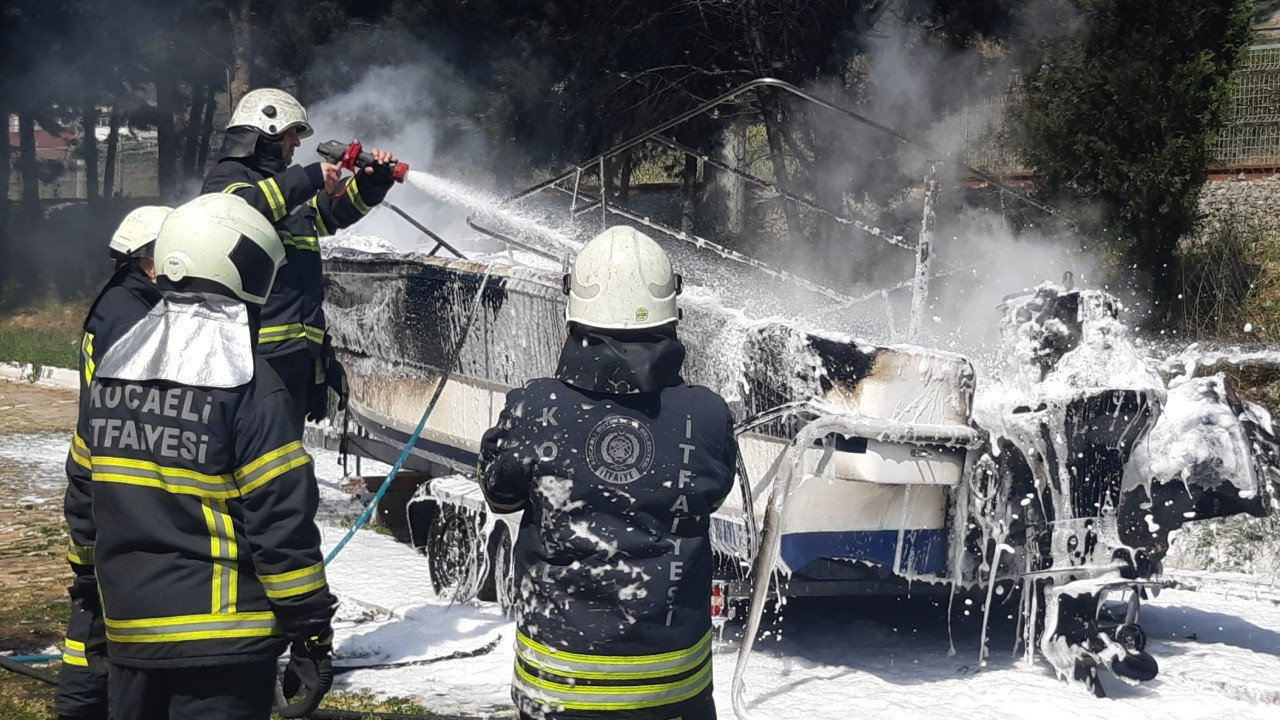 Kocaeli'de yangın: 45 bin dolarlık tekne kül oldu