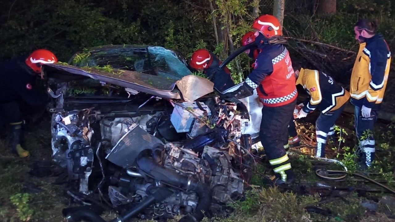 Şarampole devrilen araç ağaca çarptı: Sürücü ağır yaralı