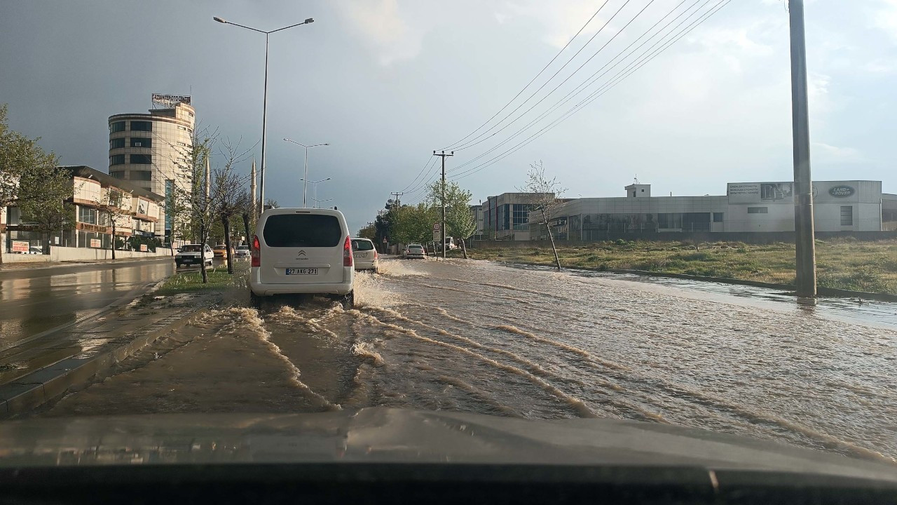 Antep'i sağanak vurdu: Sokaklar suya gömüldü