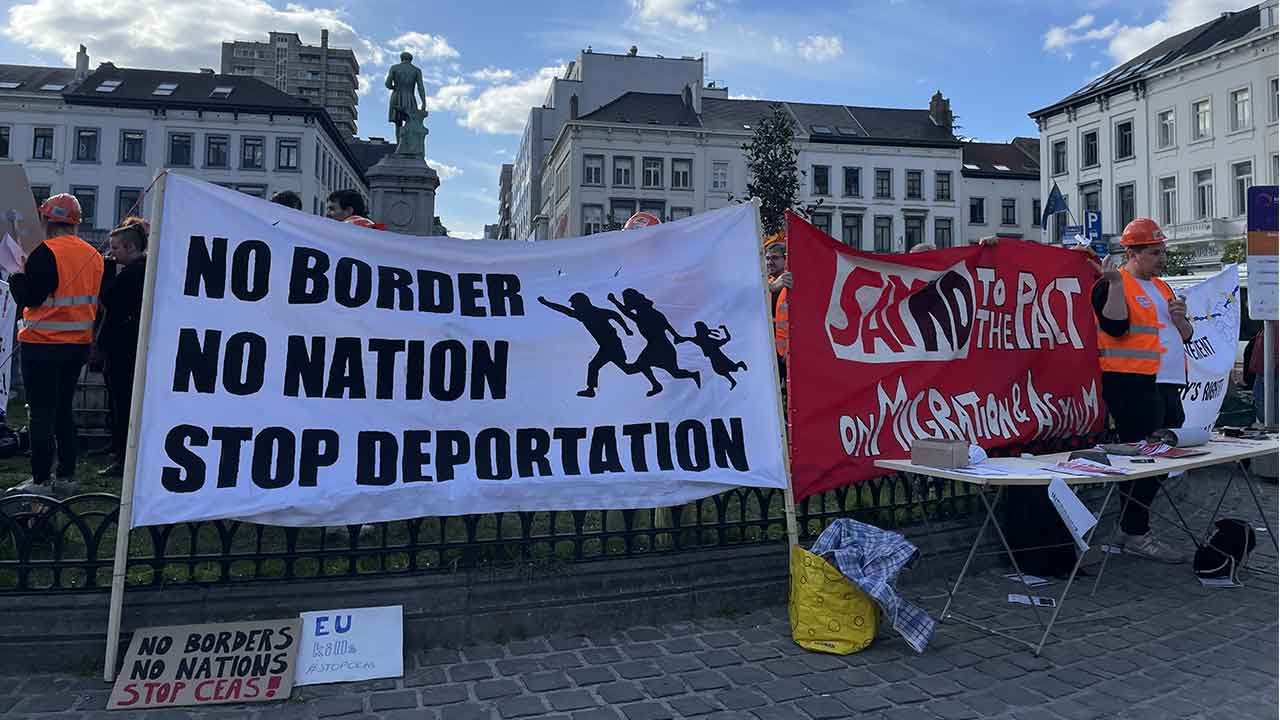 AP'den Göç ve İltica Anlaşması'na onay, Parlamento önünde protesto