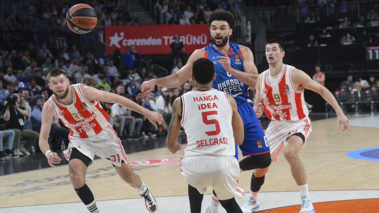 EuroLeague'de Kızılyıldız'ı 55'e 100'le geçen Anadolu Efes 'play-in'e kaldı