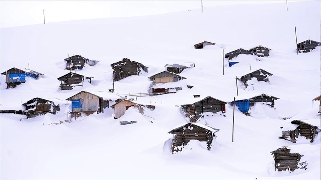 Kar, ilkbaharda Ardahan'a kanca attı: Yayla evleri kar altında