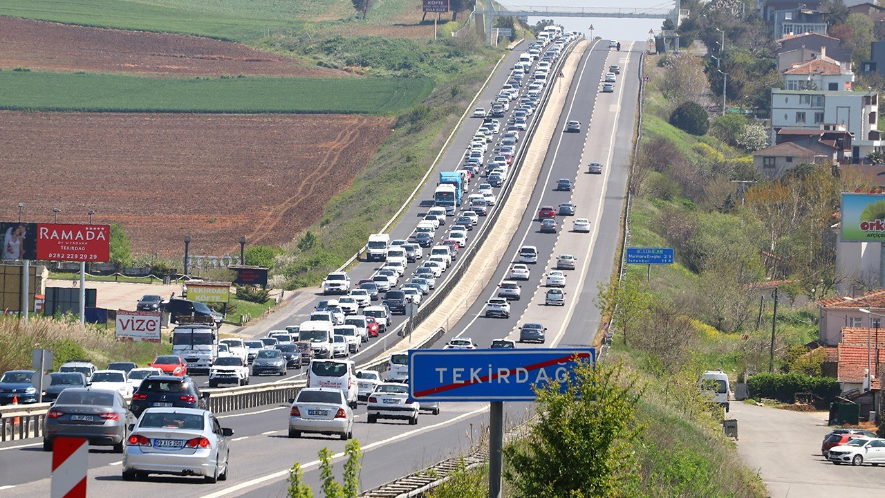 Tekirdağ-İstanbul kara yolunda trafik yoğunluğu yaşanıyor