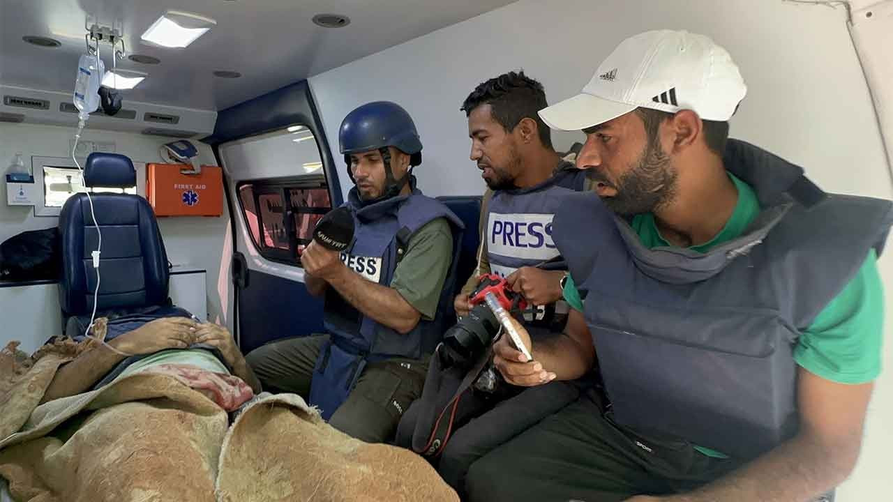 İsrail, mülteci kampını vurdu: TRT için çalışan kameraman yaralandı