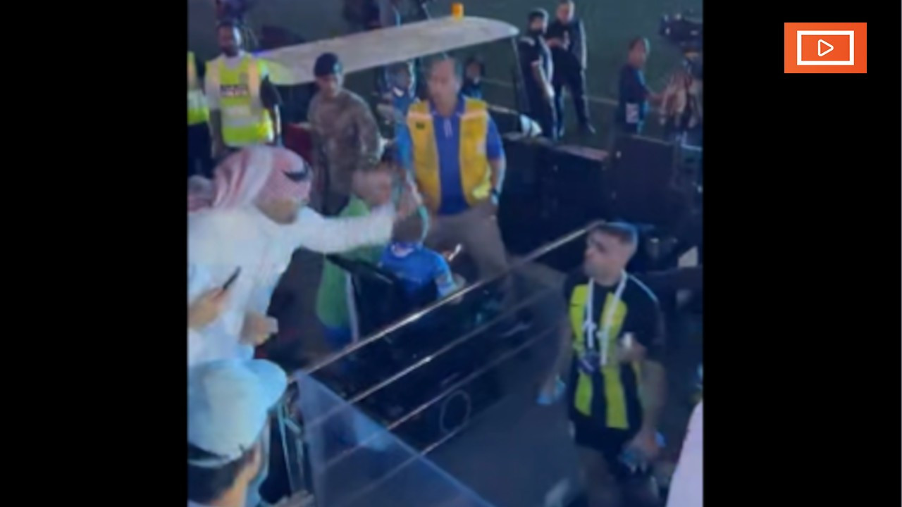 Suudi Arabistan'da taraftar futbolcuyu kırbaçladı