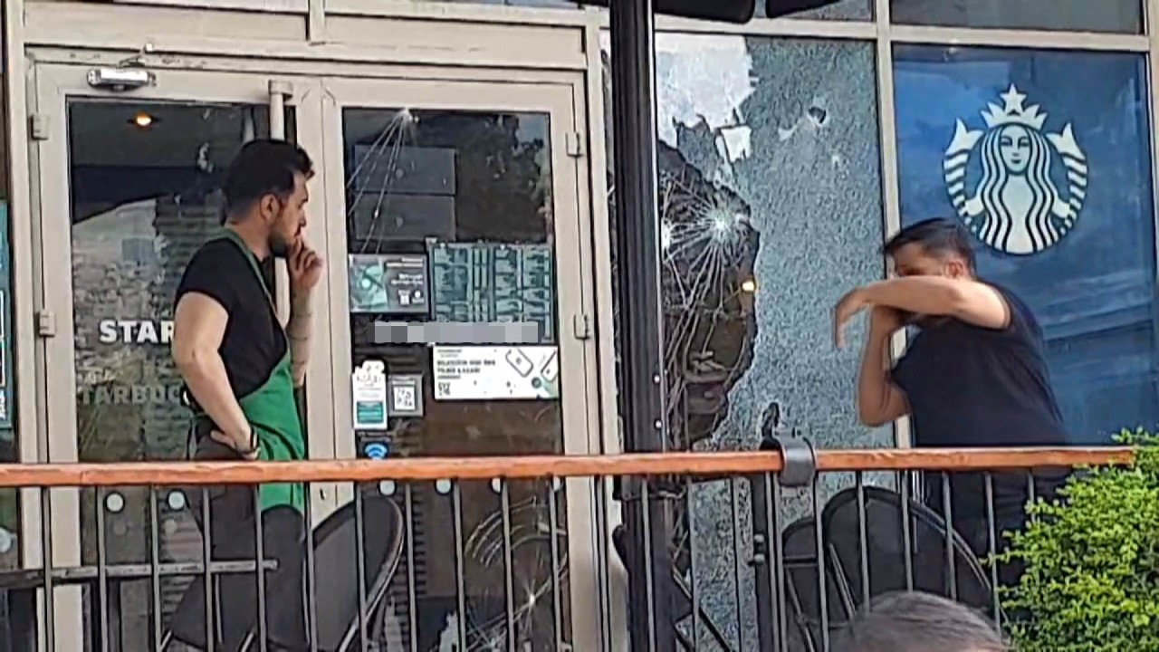 Starbucks şubesine silahlı ve taşlı saldırı
