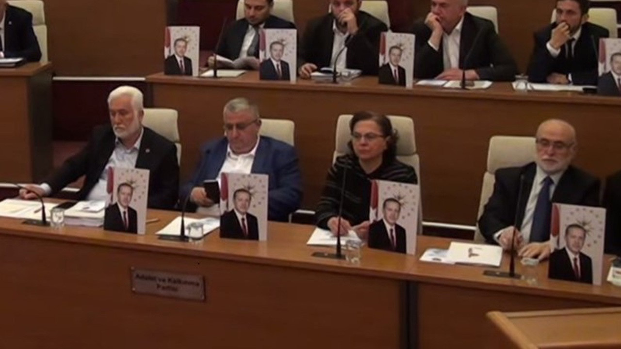 Odasından Erdoğan'ı kaldıran CHP'li başkana, AK Parti grubundan 'fotoğraflı' protesto