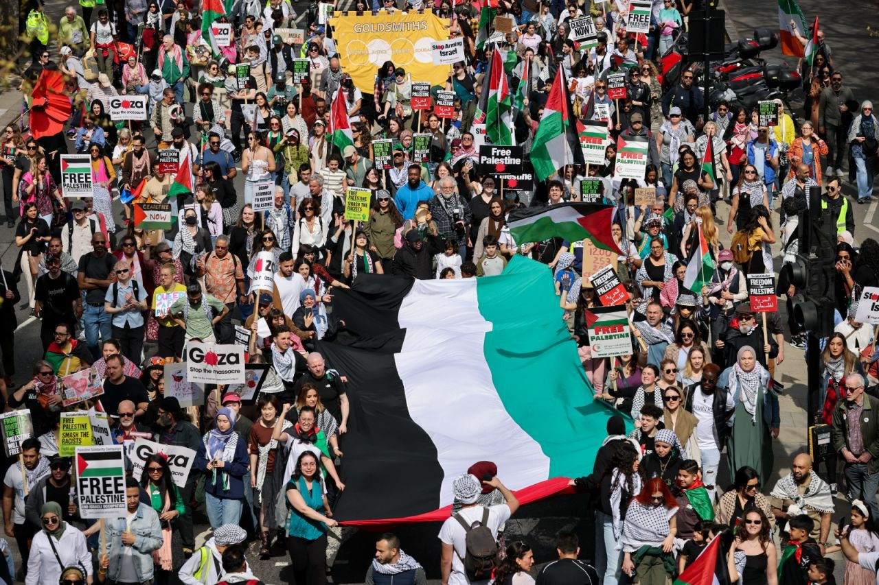 Londra'da binler Gazze için yürüdü: 'İsrail'i silahlandırmaya son verin' - Sayfa 1