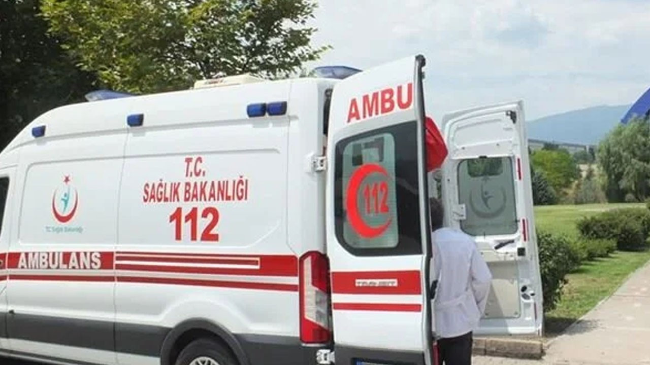 Hasta taşıyan ambulansın önünü kesip sağlık personelini darp ettiler