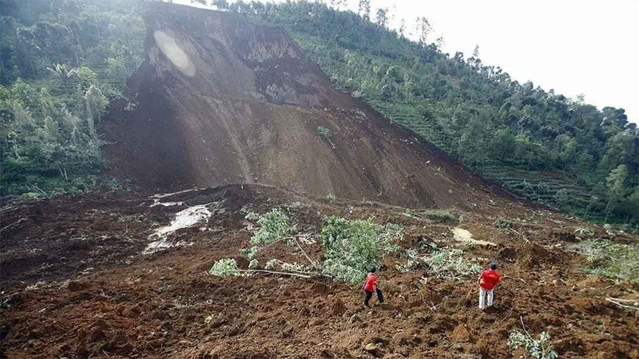 Endonezya'da toprak kaymaları: 14 ölü