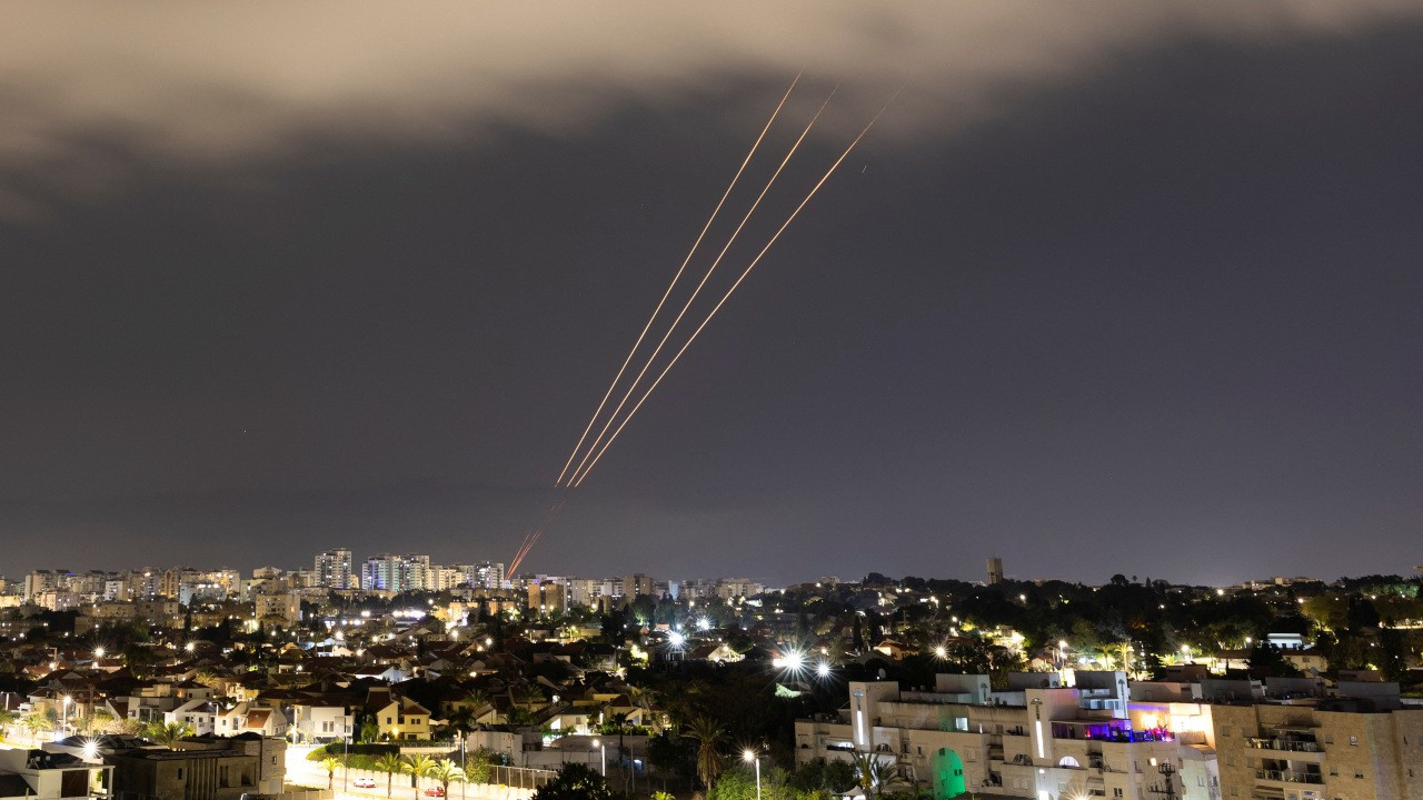 İran, İsrail'e İHA'lar ve füzelerle saldırı düzenledi