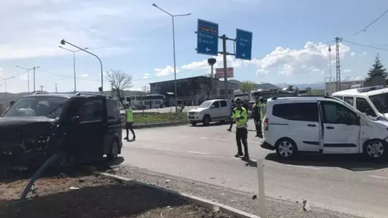 Bingöl'de minibüs ile hafif ticari araç çarpıştı: 15 yaralı