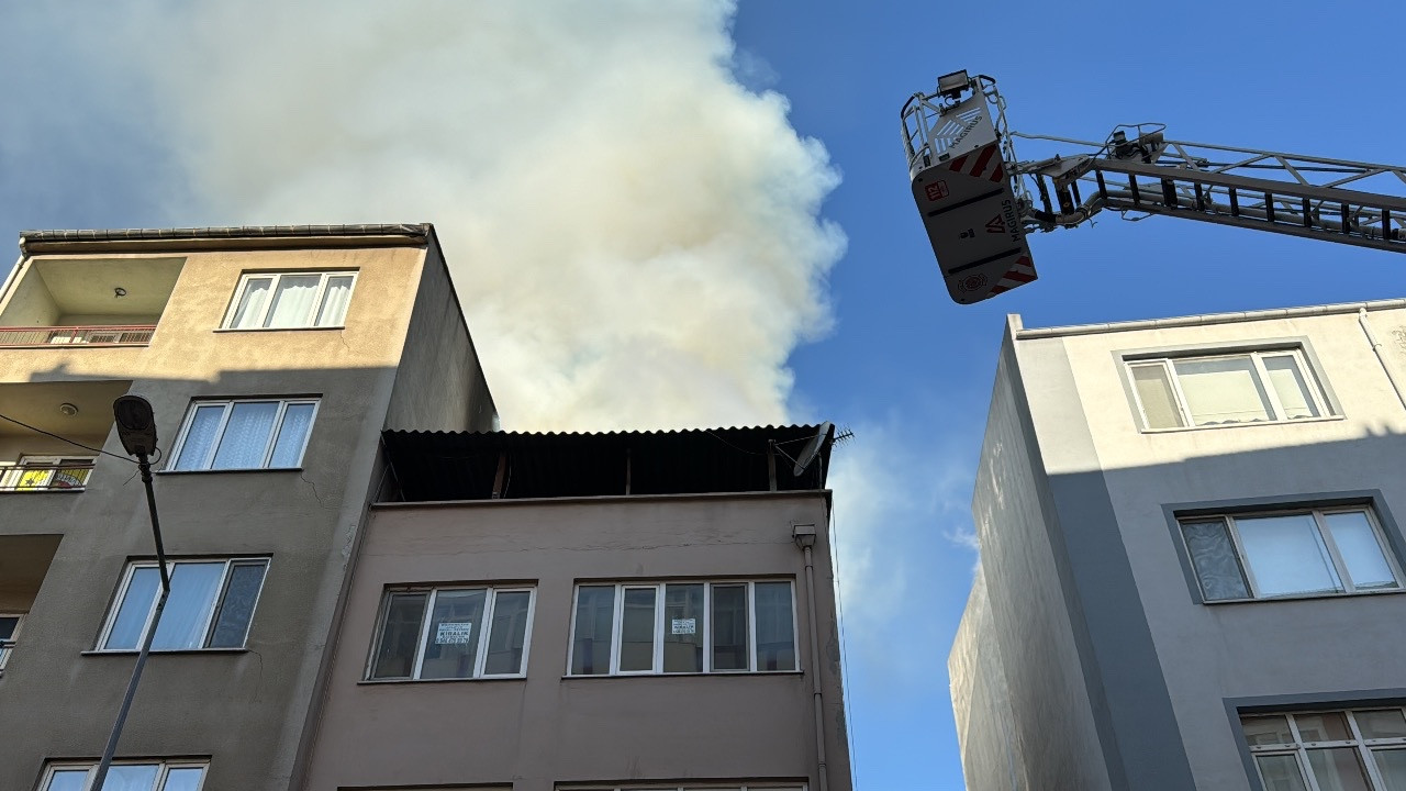 Balıkesir'de 3 katlı binada yangın